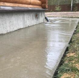Устройство бетонных отмостков